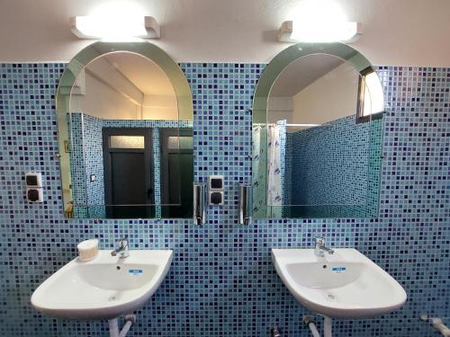 塔哈佐特Orca Surf House的浴室设有2个水槽和2面镜子