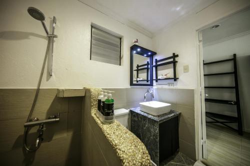DaanbantayanOcean Vida Beach and Dive Resort的一间带水槽和镜子的浴室