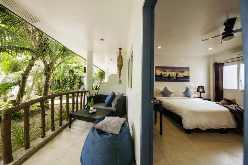 DaanbantayanOcean Vida Beach and Dive Resort的一间卧室设有一张床和一个阳台