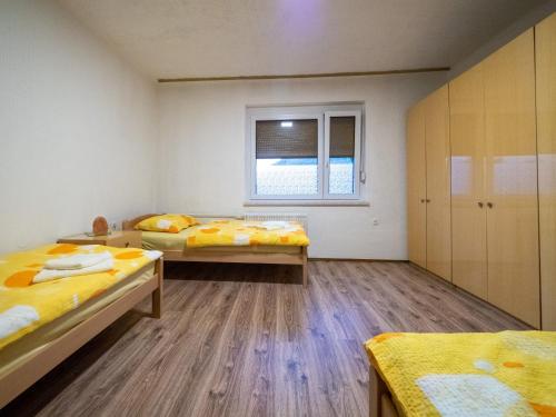 耶塞尼采Kiara 7的客房设有两张床和窗户。