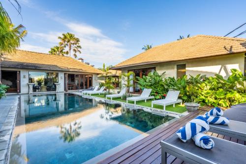 塞米亚克The Akasha Luxury Villas的一座带游泳池和房子的别墅