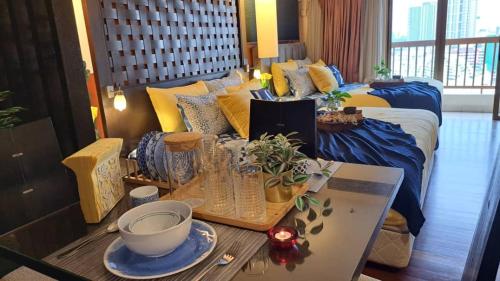 八打灵再也6pax Homestay Resort Suite 1min to Sunway Pyramid的客房设有一张床和一张桌子,配有桌子。