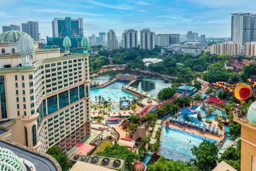 八打灵再也6pax Homestay Resort Suite 1min to Sunway Pyramid的享有Disneyland酒店水上公园的空中景致