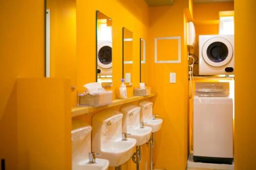东京2023 NEW OPEN Island Japan Hotel & Cafe的浴室设有一排盥洗盆和镜子