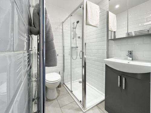 伦敦Beautiful 3BD Flat in Archway London的带淋浴、卫生间和盥洗盆的浴室