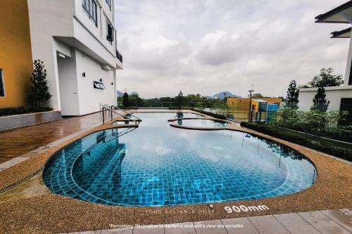 怡保Onsen Premium Suites @ Tambun Ipoh的大楼中央的大型游泳池