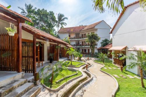 富国Bauhinia Resort & Spa Phu Quoc的享有房子庭院的景色