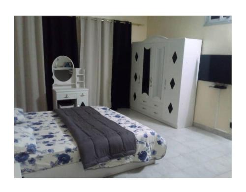 NgorMini studio meublé à Ngor的一间卧室配有一张床、梳妆台和镜子