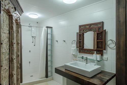 萨马尔切玛海边酒店的一间带水槽和淋浴的浴室