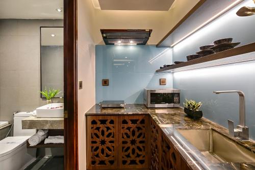 岘港哈丽娜酒店及公寓的一间带水槽和台面微波炉的浴室