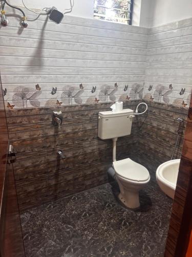 果阿旧城St. Francis Xavier的一间带卫生间和水槽的浴室
