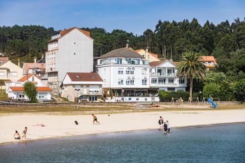 卡马里尼亚斯Playa de Camariñas的一群人在海滩上玩耍