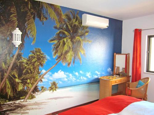 卡武埃鲁Luxury Apartment的卧室拥有海滩和棕榈树壁画