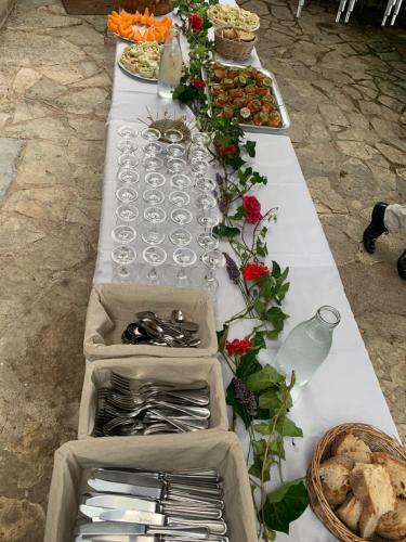 NadaillacÔ MARRONNIER de NADAILLAC的长白桌子,带玻璃杯和盘子的食物