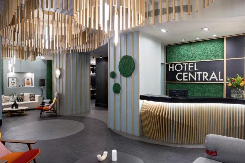 布加勒斯特Central Hotel, Trademark Collection by Wyndham的酒店终端设有带吊灯的大堂