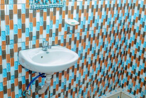 RuhengeriFravan Eco Resort By Apogee的一间带马赛克墙水槽的浴室