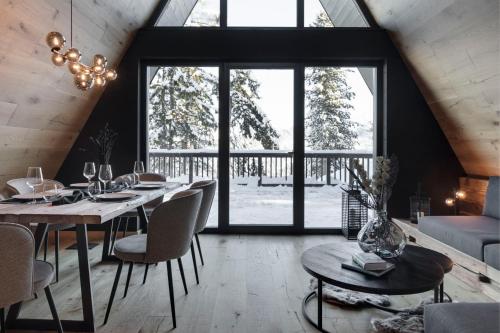 卡瓦莱塞LUXE VISTA Mountain Chalet Cermis - direkt an der Skipiste und Alm的一间带桌椅和窗户的用餐室