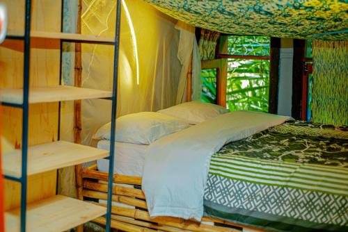 RuhengeriFravan Eco Resort By Apogee的一间卧室配有双层床和窗户。