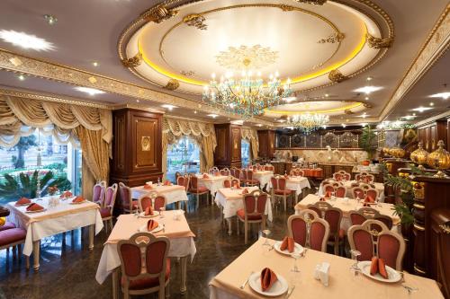 Ottoman's Life Hotel S Class餐厅或其他用餐的地方