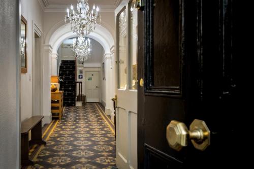 卡迪根卡莫尔甘宾馆的走廊上设有门和吊灯