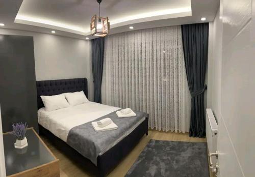 伊斯坦布尔Şişli-Taksim的酒店客房设有床和窗户。