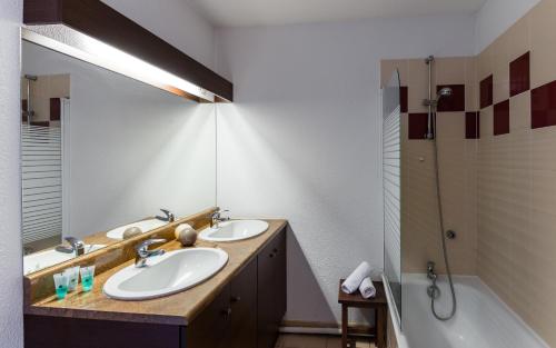 贝尔热拉克勒克洛斯德维格尼斯拉格朗日度假酒店的一间带两个盥洗盆和淋浴的浴室