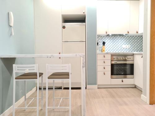 Pontevedra Apartments - Peregrina Family Suite的厨房或小厨房