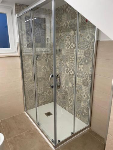 圣萨尔沃Appartamento Totò的浴室里设有玻璃门淋浴