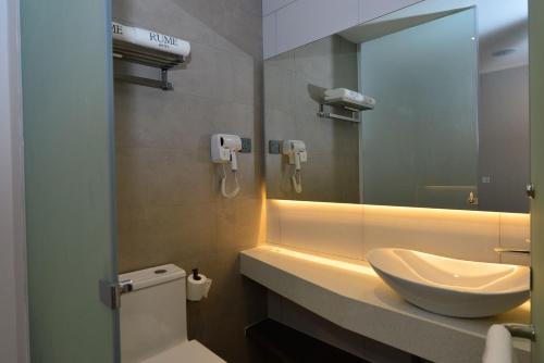 古晋Rume Hotel的一间带水槽和镜子的浴室