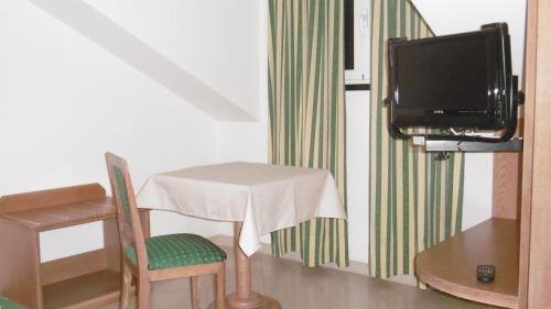 阿伦扎诺里维埃拉酒店的一张小桌子、椅子和一台电视机