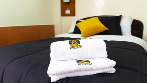 拉塔昆加The BRONX HOTEL的床上的一大堆毛巾