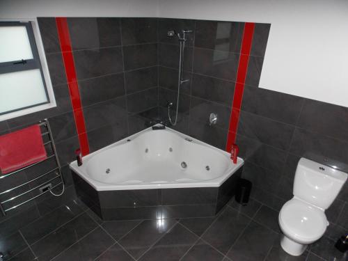 马丁伯勒De Vine Martinborough #14a的带浴缸和卫生间的浴室。