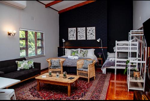 博福特西The Grey House的客房设有床、沙发和桌子。