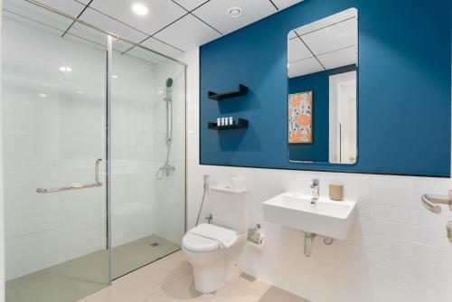 迪拜Lux BnB Nook -2 I City Views的浴室配有卫生间、淋浴和盥洗盆。