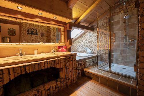 代米考迪亚Magic Megève Bois的一间带两个盥洗盆和淋浴的浴室