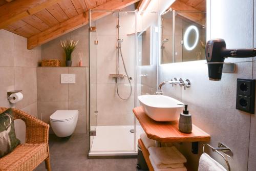 博登迈斯Bodenmaiser Herz-Hoamad Ferienwohnung Bierl的带淋浴、盥洗盆和卫生间的浴室