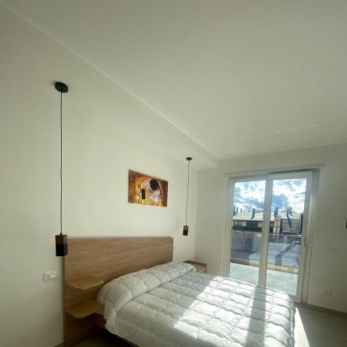 桑格罗堡Casarella的一间卧室设有一张床和一个大窗户