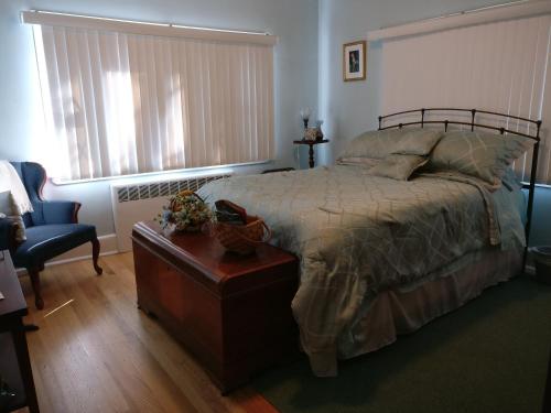 波科诺山Maurrocks - A Pocono Mountains B&B的一间卧室配有一张床、一把椅子和一张桌子