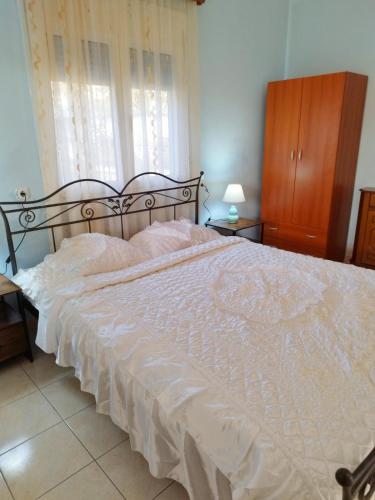 约阿尼纳Zoi Country Home by Eutopia的卧室配有一张带白色棉被的大床