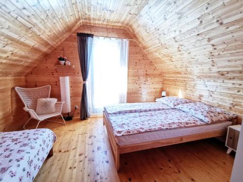 奇普Czarne Domki Chłopy的小木屋内一间卧室,配有两张床