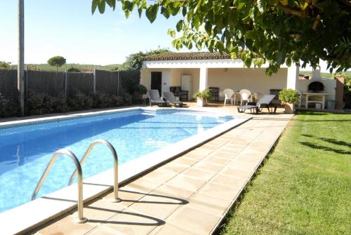 ViladamatMAS PALOL的一座房子后院的游泳池