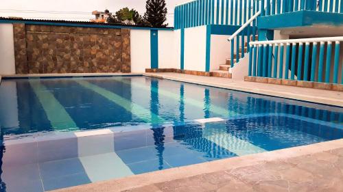 阿塔卡梅斯Hostal SAMARY的一个带蓝白色围栏的游泳池