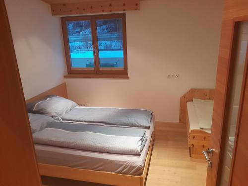 GrinsHaus Hotz Apart Talblick的小房间设有床和窗户