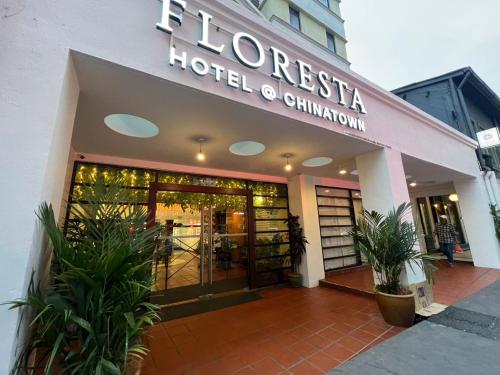 吉隆坡Floresta Hotel Chinatown的建筑前的植物酒店入口