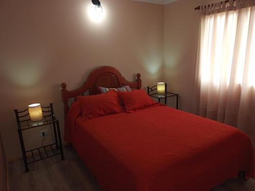 迈普Departamento Arenas的一间卧室配有红色的床和2个床头柜