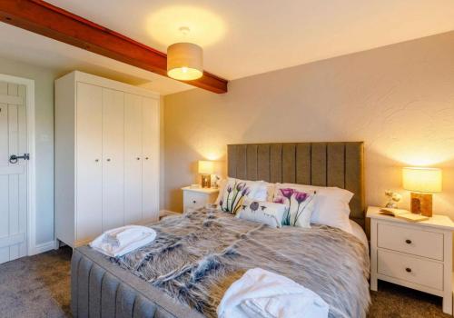特劳特贝克特劳特贝克旅馆的一间卧室设有一张大床和两个床头柜