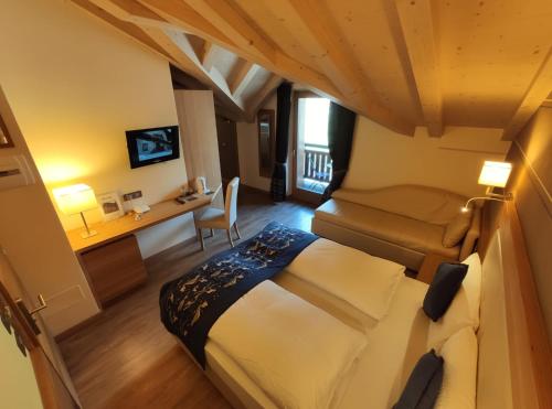 利维尼奥Hotel Bondi的一间卧室配有一张床和一张书桌