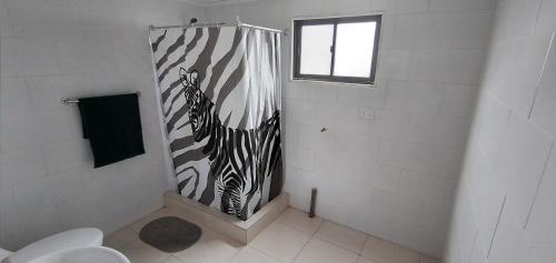 圣多明各Casa mediterranea santo domingo的浴室设有斑马式淋浴帘和窗户