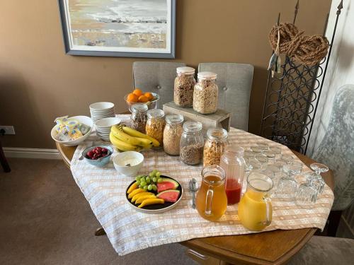 霍伊斯Cocketts Hotel的一张桌子上放着水果和一罐食物