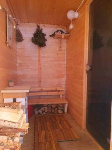 哈拉斯Stuga i Storklinten的木制房间中带长凳的桑拿浴室